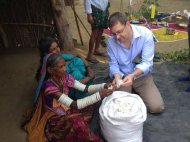 Phil Townsend from M&S is assisting some regional women to evaluate the cotton fiber bolls selected through the fields of Warangal. Image from: Phil Townsend, Warangal India, October 2015.